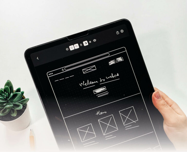 Graphiste qui crée un visuel sur une tablette tactile