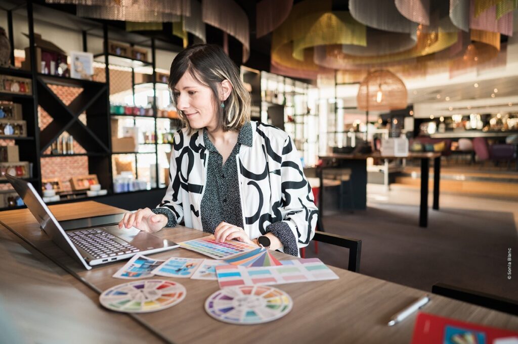 Graphiste travaille sur une identité visuelle